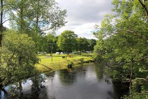 Malerisch gelegen am Wald und einem Fluss