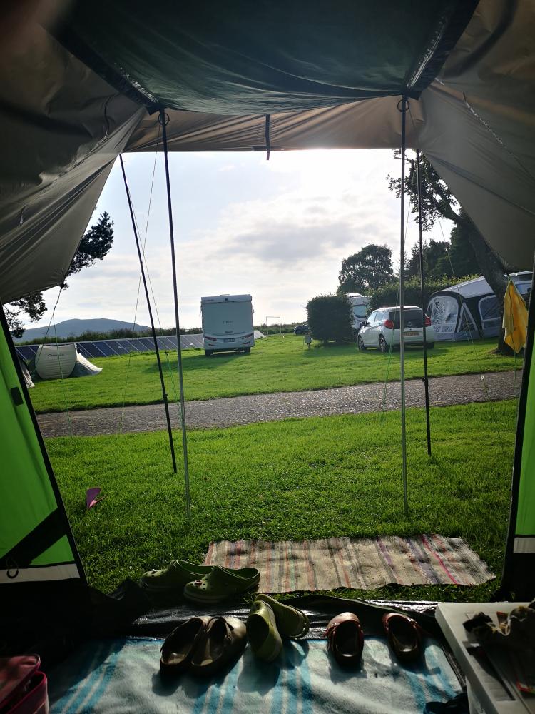 früh am Morgen im Zelt