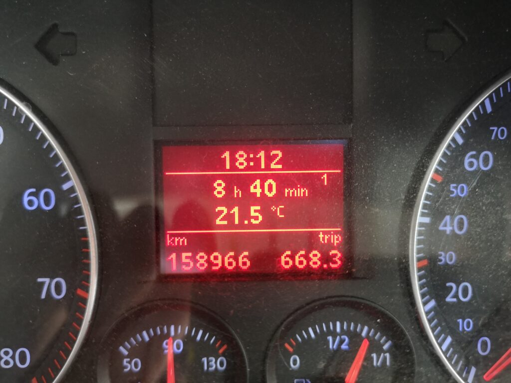 Bild der Boardanzeige in unserem Urlaubsauto mit Kilometeranzeige, Tageszähler und Temperatur.
Der Tageszähler ist bei 668 Km
Die Temperatur bei 21,5 Grad Celsius
Fahrzeit 8 Stunden und 40 min