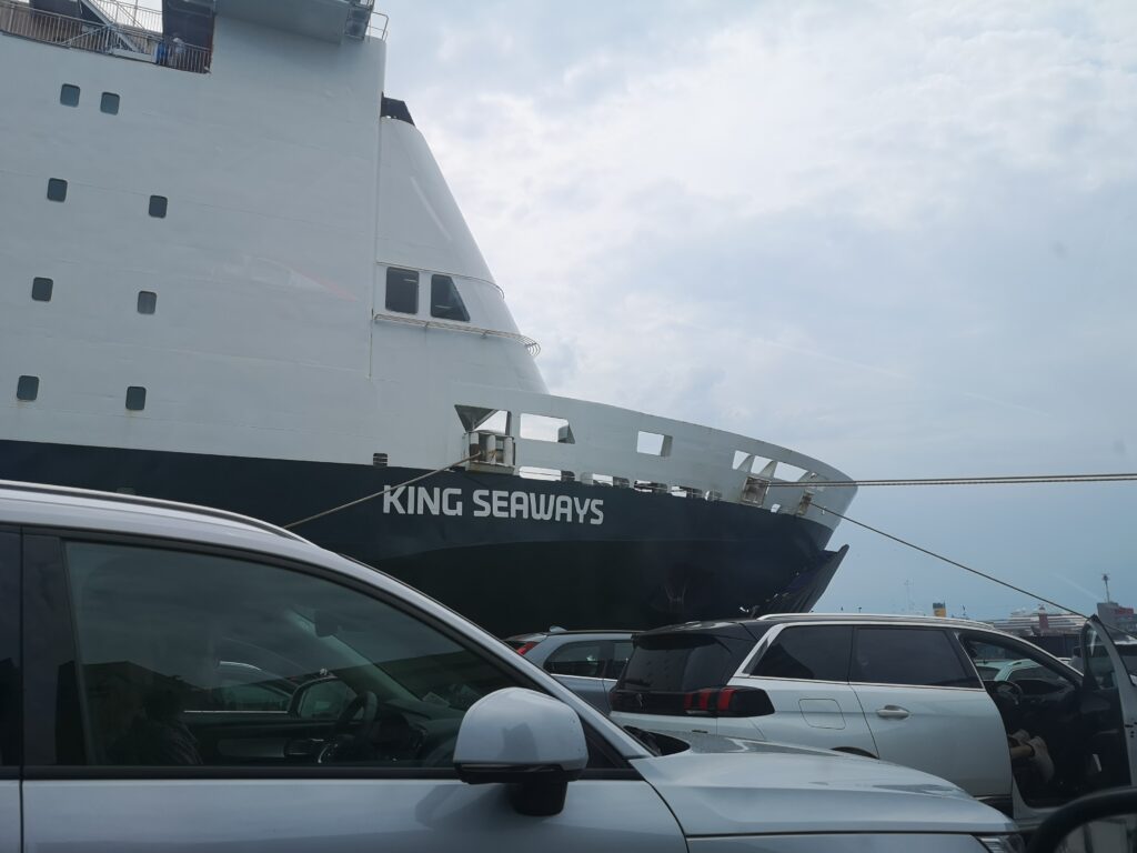 Wir stehen in den Warteschlangen neben der Fähre von DFDS, der King Seaways und warten darauf, an Bord zu dürfen
