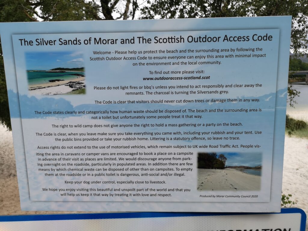 Auf einem Schild am Strand der White Sands of Morar, steht der Scottish Outdoor Access Code, nach dem sich alle Besucher der Natur in Schottland halten sollten