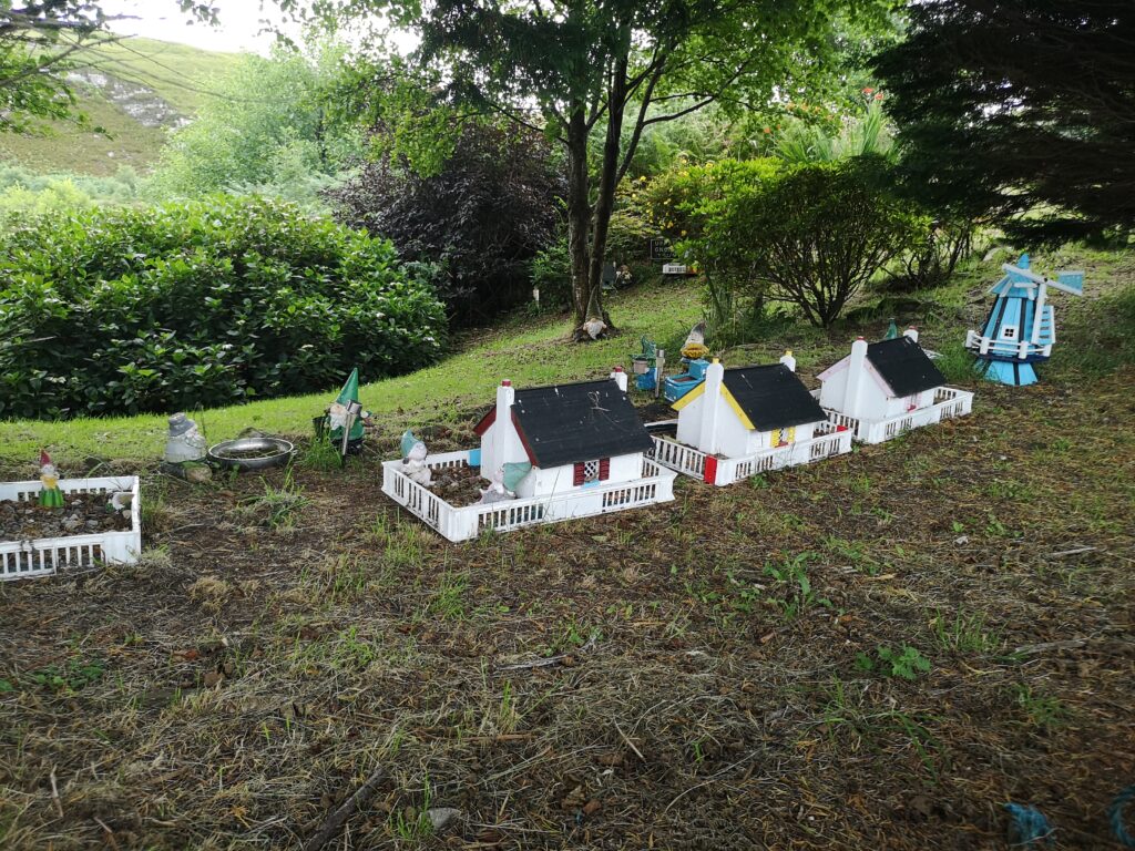 Eine kleine Zwergenstadt am Rande bei Rhu Beach, vesteckt unter Bäumen sieht man kleine Zwerge und selbst gebaute Häuser stehen